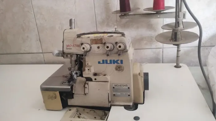 Vende se uma máquina overlok