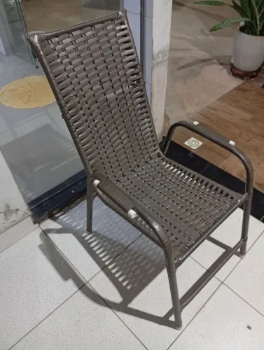 Cadeira de fibra sintética