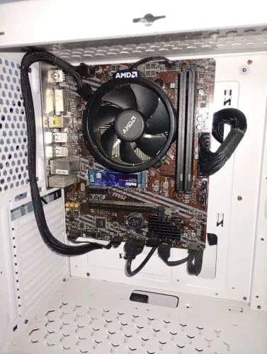 Computador com monitor, fone, mouse pad grande e mouse