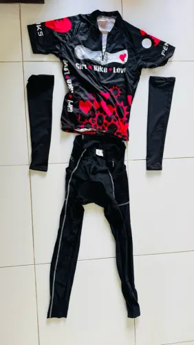 Kit ciclismo feminino Penks P: camisa, calça bretelle e manguitos