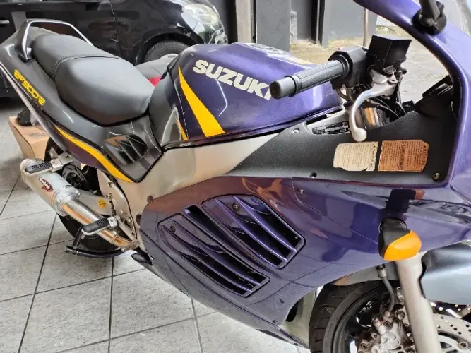 Suzuki RF 900R 1997 em ótimo estado de conservação 