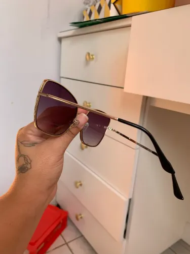 Óculos de Sol Feminino Gatinho Dourado - R$ 35