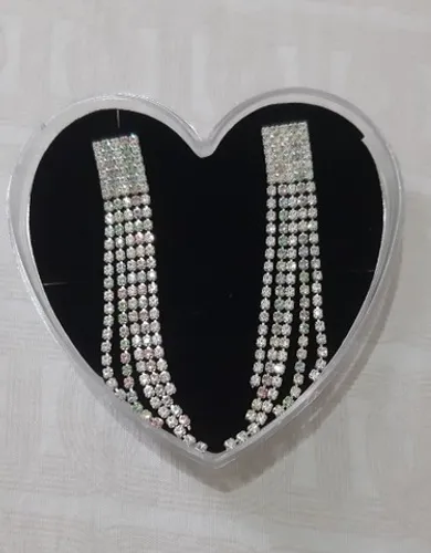 Brinco pendente de strass