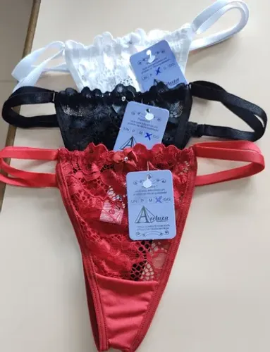 Kit 3 calcinhas Fio dental com renda , nas cores vermelho, preta e branca.
