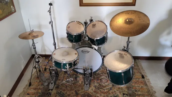 Bateria Yamaha Stage Custom, pratos Sabian, pedal Pearl