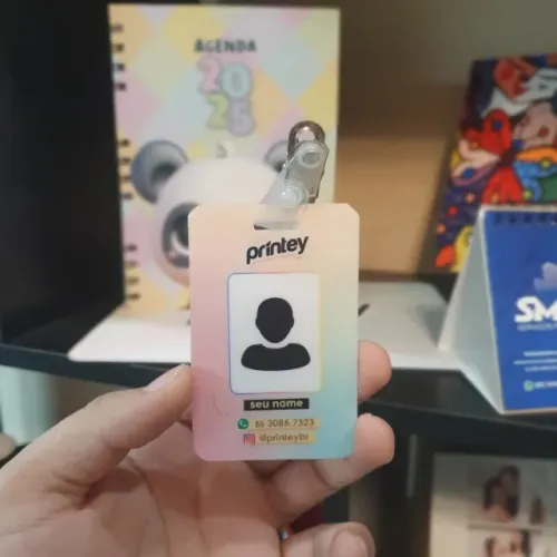 CRACHÁ EM PVC PERSONALIZADO COM PRENDEDOR DE METAL E PROTETOR