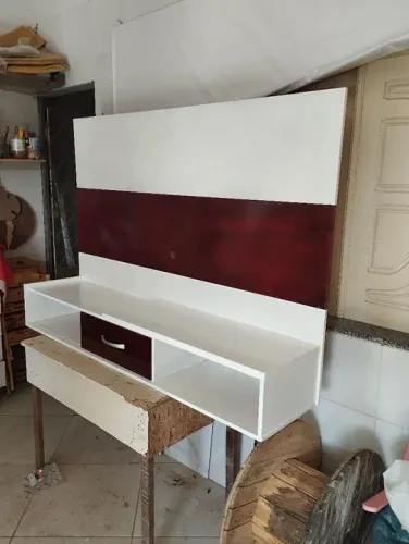 Rack de TV branco com detalhes em madeira