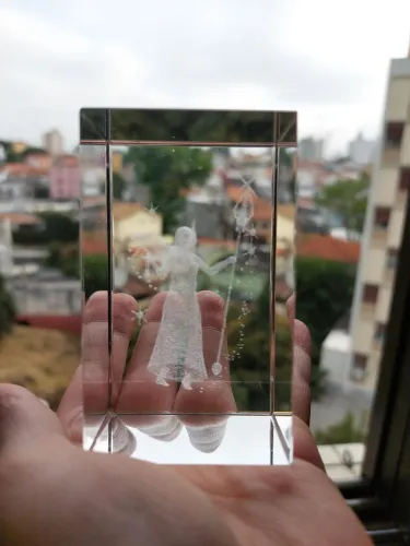 Peso de cristal com fada esculpida