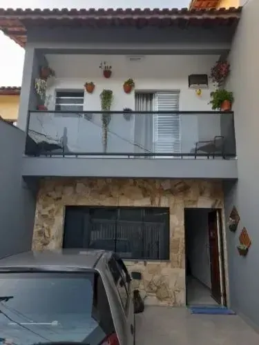 Casa com varanda e churrasqueira em condomínio fechado