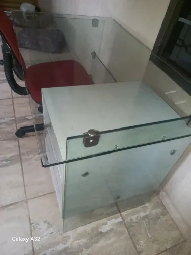 MESA ESCRITÓRIO VIDRO TEMPERADO 10MM 1.20X0.70 COM CADEIRA SECRETARIA ESTADO DE ZERO