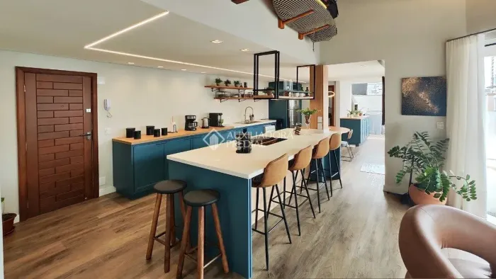 Cobertura à venda no Kobrasol São José-SC, com 217m², 3 quartos (2 suítes) e 2 vagas.