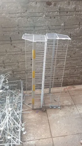 Réguas e ganchos e cestos em aramados para gôndolas ( semi novos 