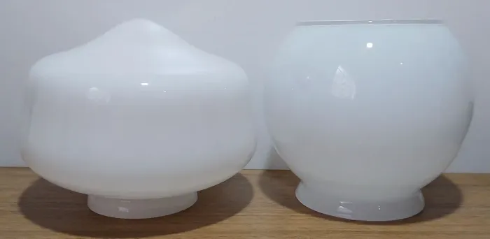 Kit com 2 globos de vidro opalino branco