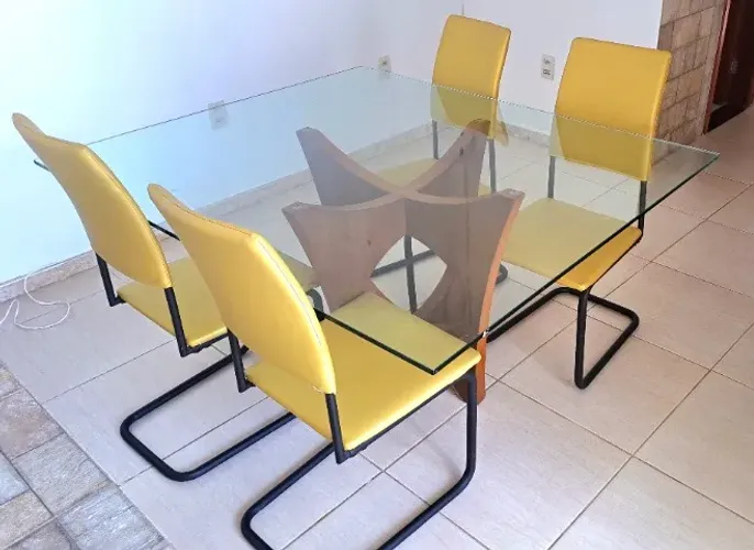 Mesa com tampo de vidro, base e 4 cadeiras