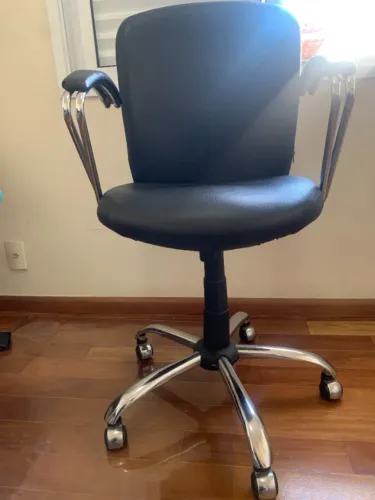 cadeira Presidente  linda  giratoria semi nova anatomica com rodinhas e base cromada 