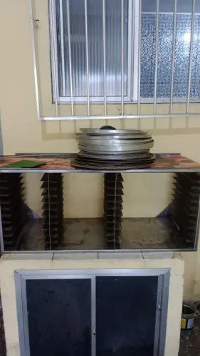 Estante de aço para telas de pizza.