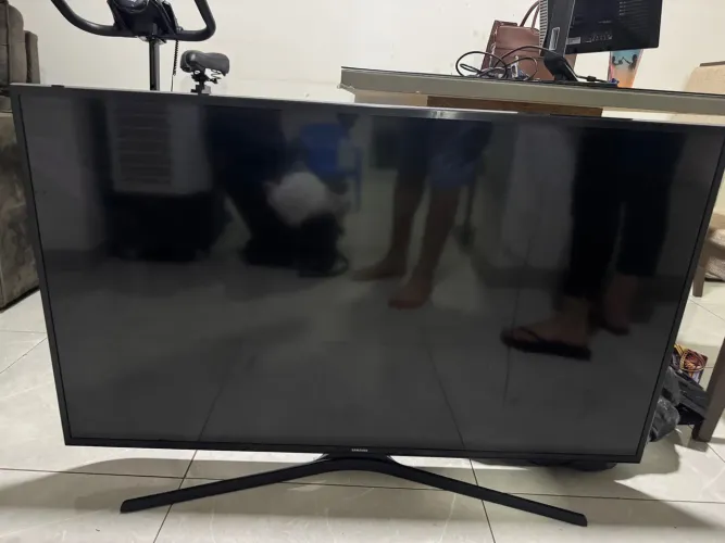 TV 49 COM VISOR TRINCADO