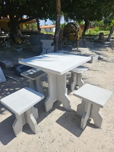 Conjunto de mesa e bancos de concreto para jardim