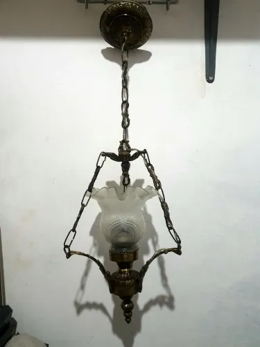 Lustre Vintage de Bronze Maciço com bojo trabalhado de vidro branco jateado
