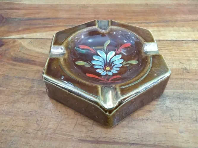 Cinzeiro de porcelana pintado à mão antigo