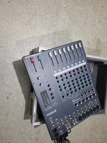 MESA DE SOM YAMAHA MG124C