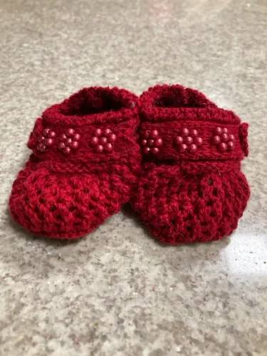 Sapatinhos de crochê vermelho para bebê