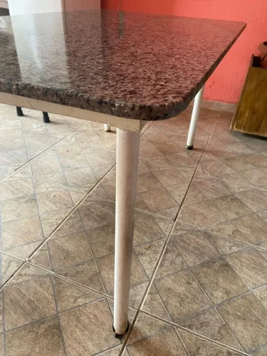Mesa de cozinha Mesa 1.50 X 0.90  Pedra de granito e pés de ferro. R$600