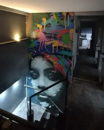 ADESIVO EM PAREDE ( adesivo impresso e laminado )
