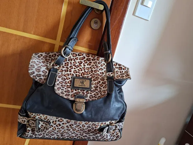 Bolsa de Ombro ou mão.  Vários bolsos. 
