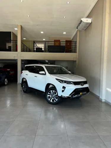 Toyota Hilux SW4 SRX Plat. 4X4 2.8 TB Die. Aut. 2024