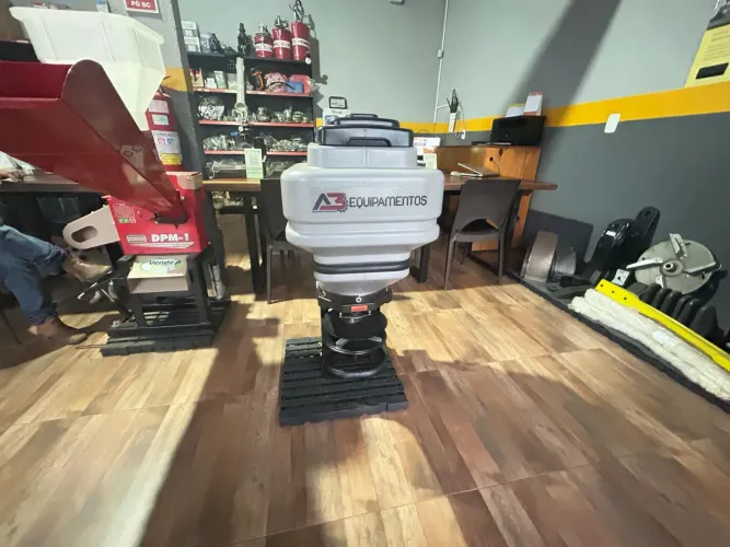 Semeadeira Elétrica 63 Lts C/ Controle de regulagem de dosagem 