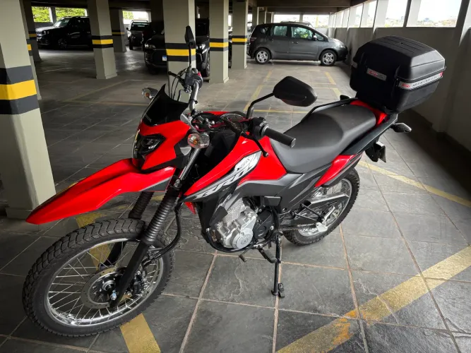 Bros 2025, único dono, 3.500km, baú, quitada.