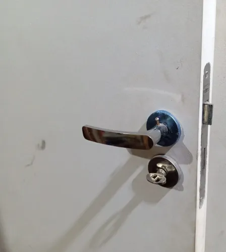 Porta com maçaneta e fechadura