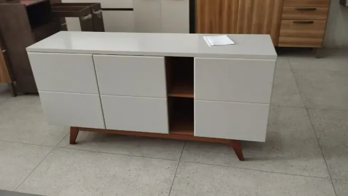 Movél Para Decoração Noronha Pés Em Madeira Maciça 3 Portas Com Adega - Montagem Grátis