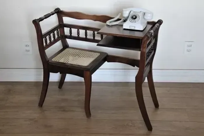 Mesa Telefonadeira Antiga com Assento em Palhinha Portuguesa - Ano 1950