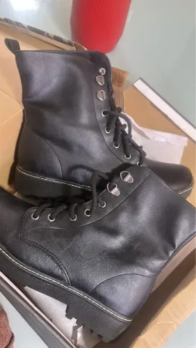 Bota muito nova só usei 2 vezes zap *