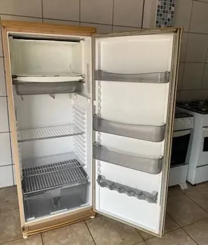 Vendo geladeira semi usada 