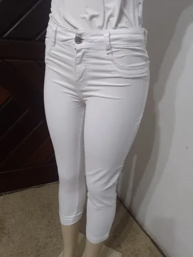 Calça Capri branca com elastano - tamanho 38