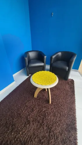 Conjunto de Poltronas de Couro com Mesa de Centro