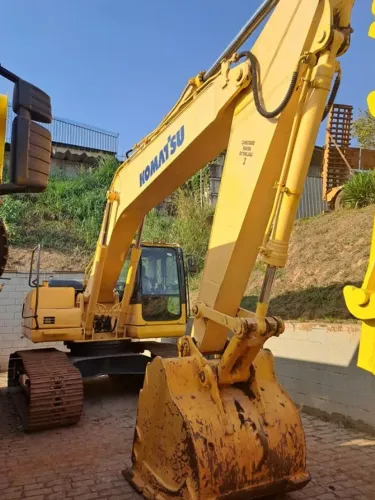 Escavadeira Komatsu PC200 ano 2012