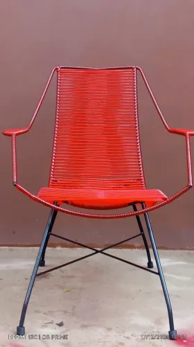 Cadeira de ferro com espaguete 