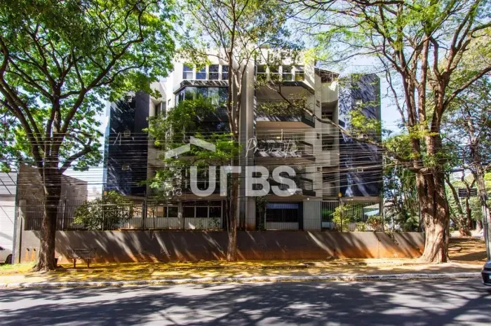 Prédio comercial na esquina da Avenida 136 Setor Marista
