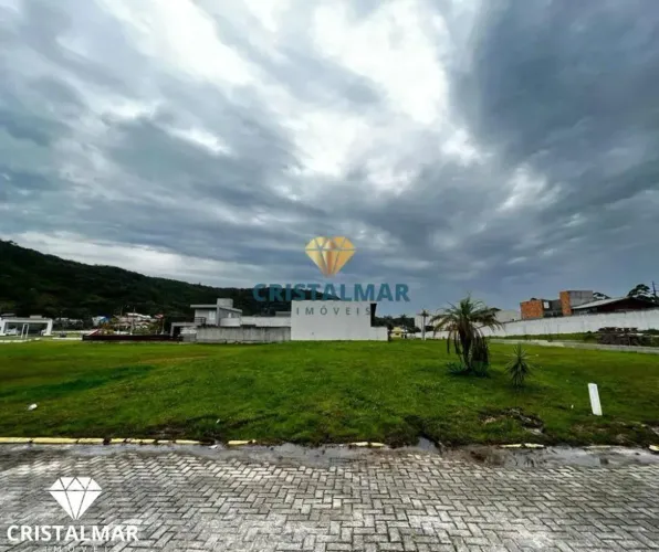 TERRENO EM BOMBINHAS EM CONDOMINIO FECHADO