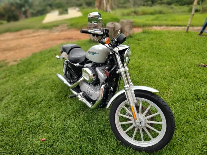Harley-Davidson Sportster XL 883 Carburada - Apenas 5.800 km Rodados!