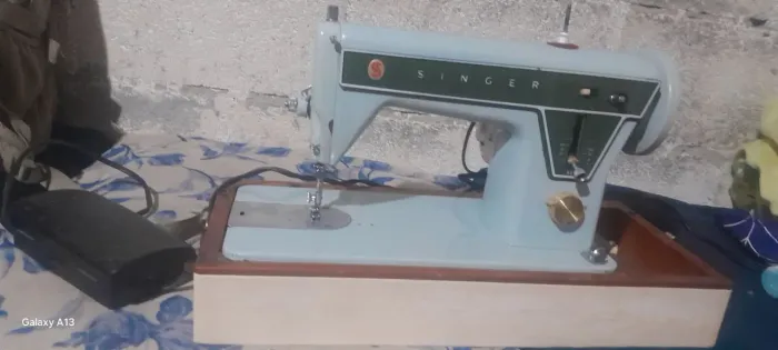 Máquina de costura reta singer 