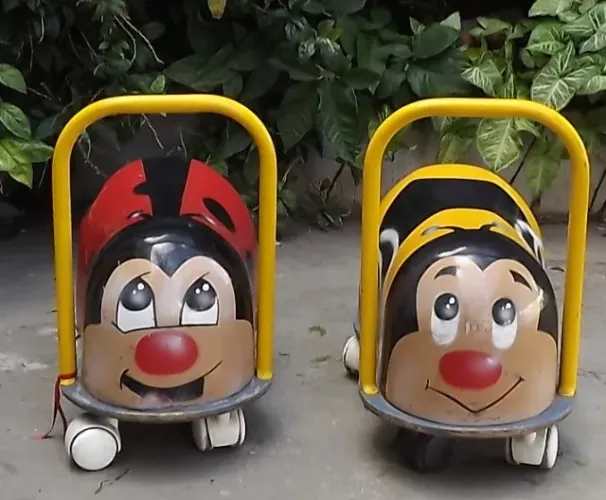 Brinquedos infantis - andador-  tipo joaninha e abelhinha com rodinhas - ótimo para creche