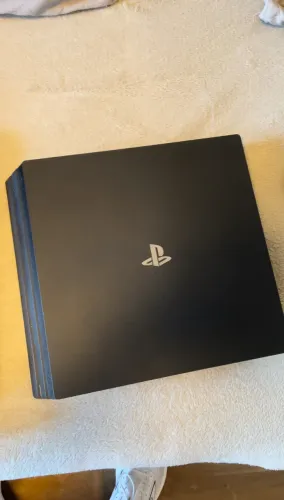 PS4 PRO 1TB (Usado em Bom Estado) + 2 Controles e uma Mochila de Brinde