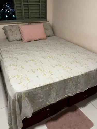 Vendo cama tamanho Queen com base e colchão de sobrepor