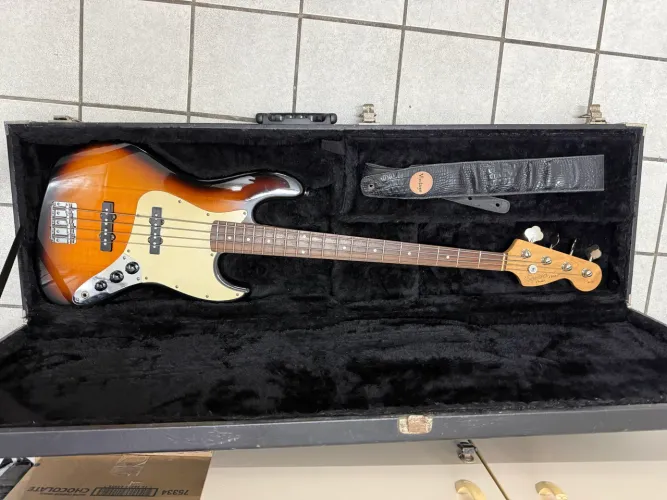 Baixo Fender Squier + hard case e correia 