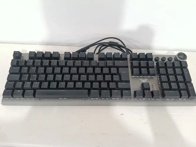 Teclado gamer mecânico.